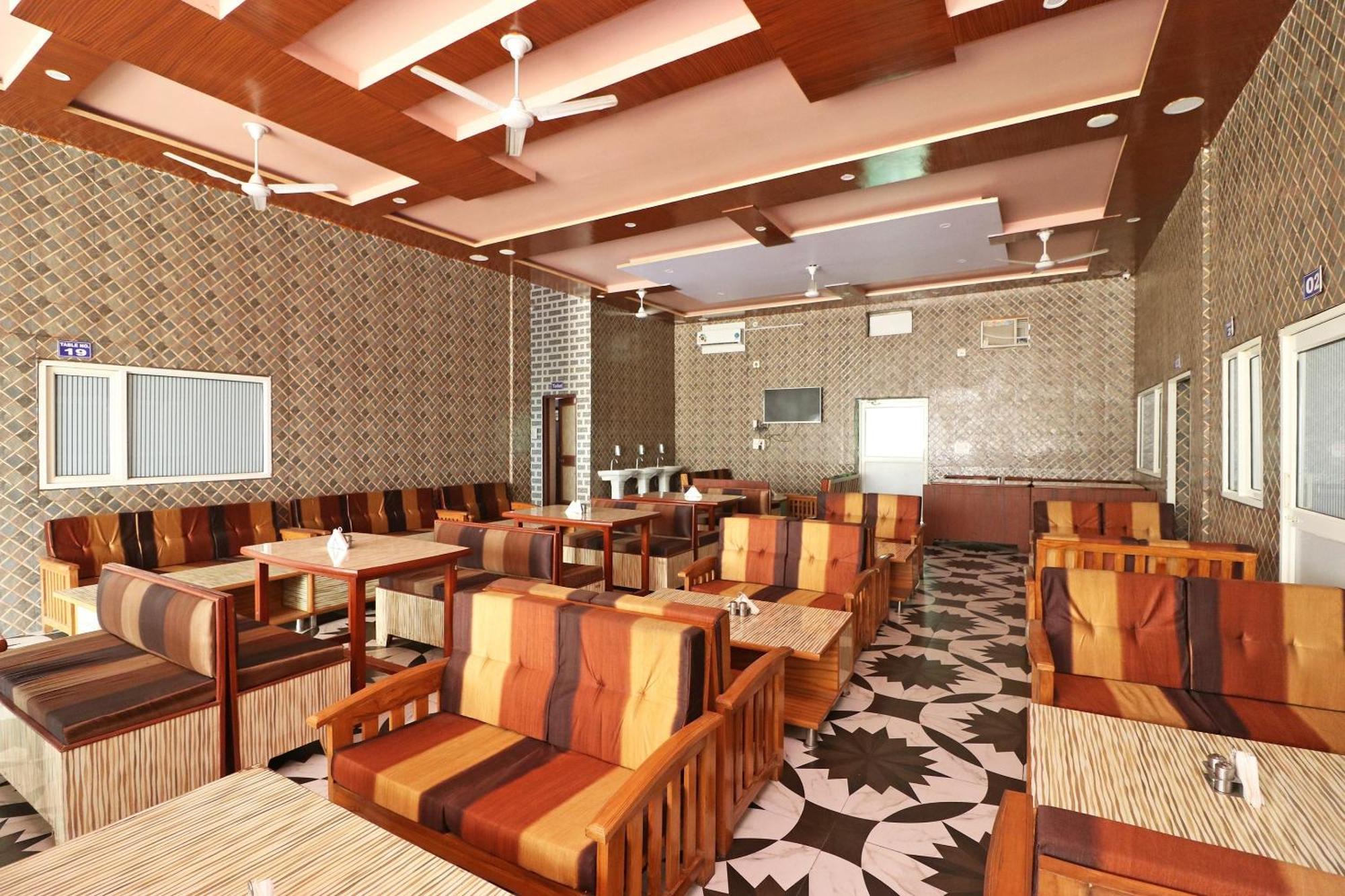 Hotel O Ch. Jyoti Hotel & Restaurant Dhāruhera Esterno foto