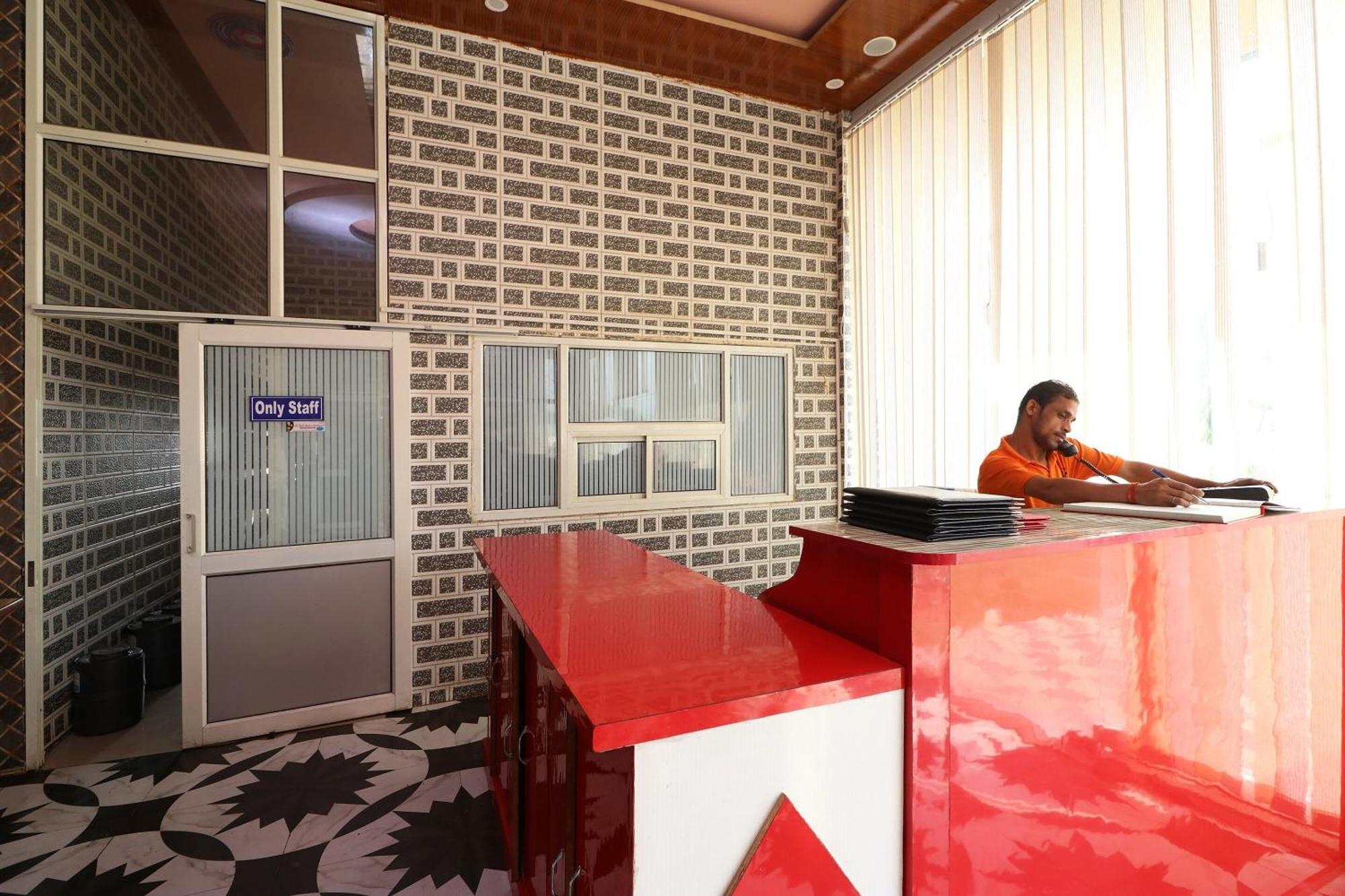 Hotel O Ch. Jyoti Hotel & Restaurant Dhāruhera Esterno foto