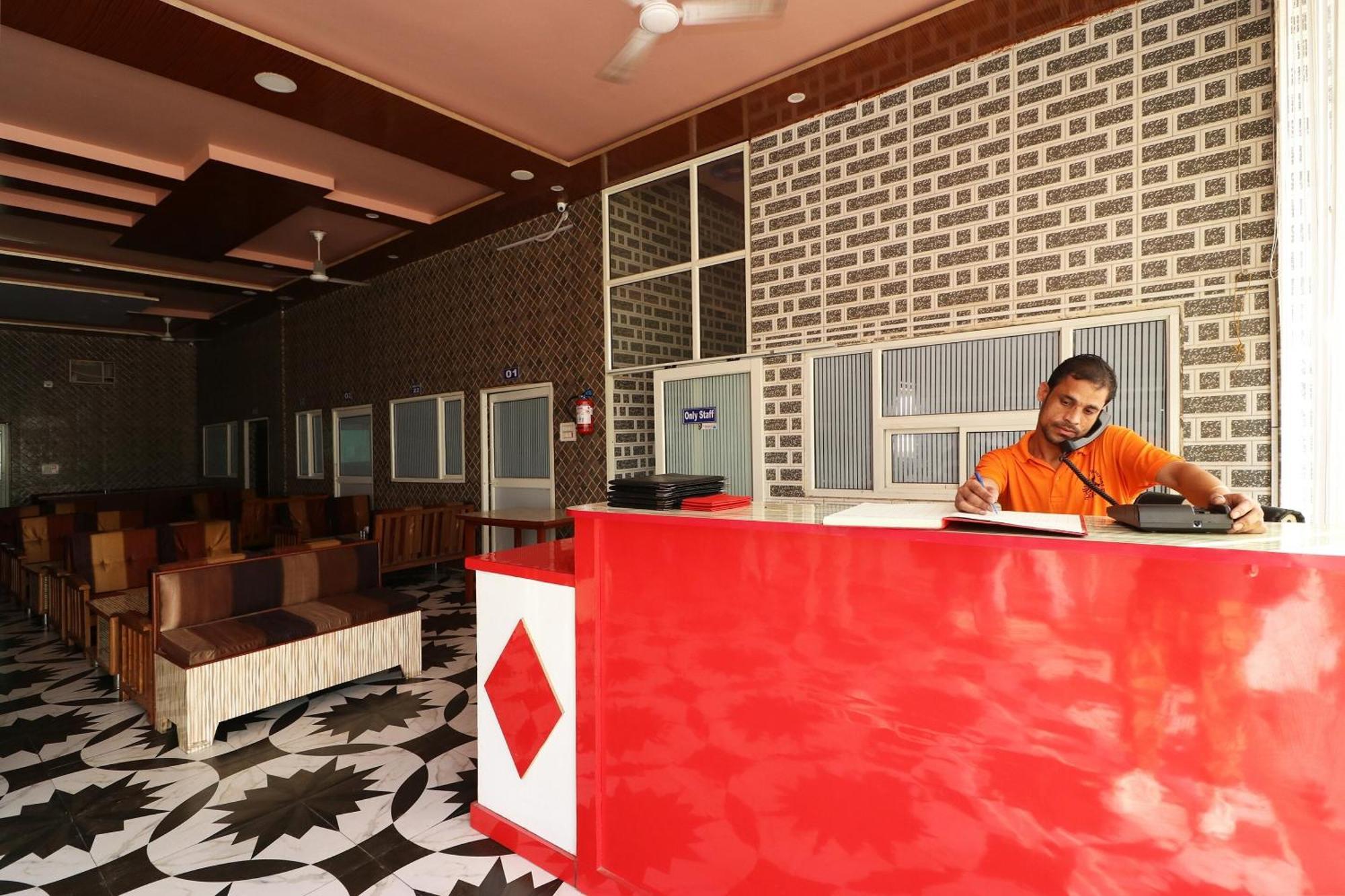 Hotel O Ch. Jyoti Hotel & Restaurant Dhāruhera Esterno foto