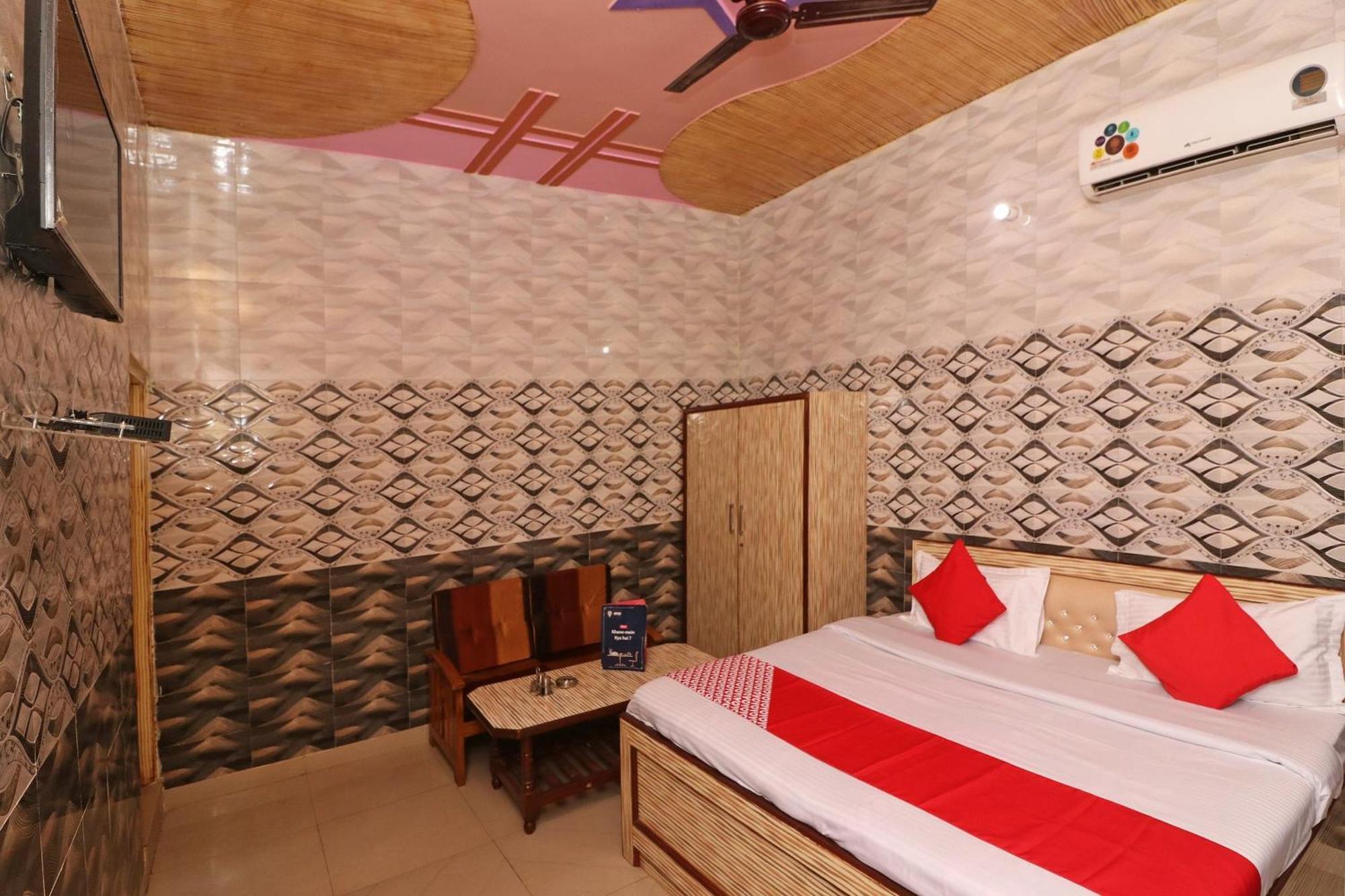 Hotel O Ch. Jyoti Hotel & Restaurant Dhāruhera Esterno foto