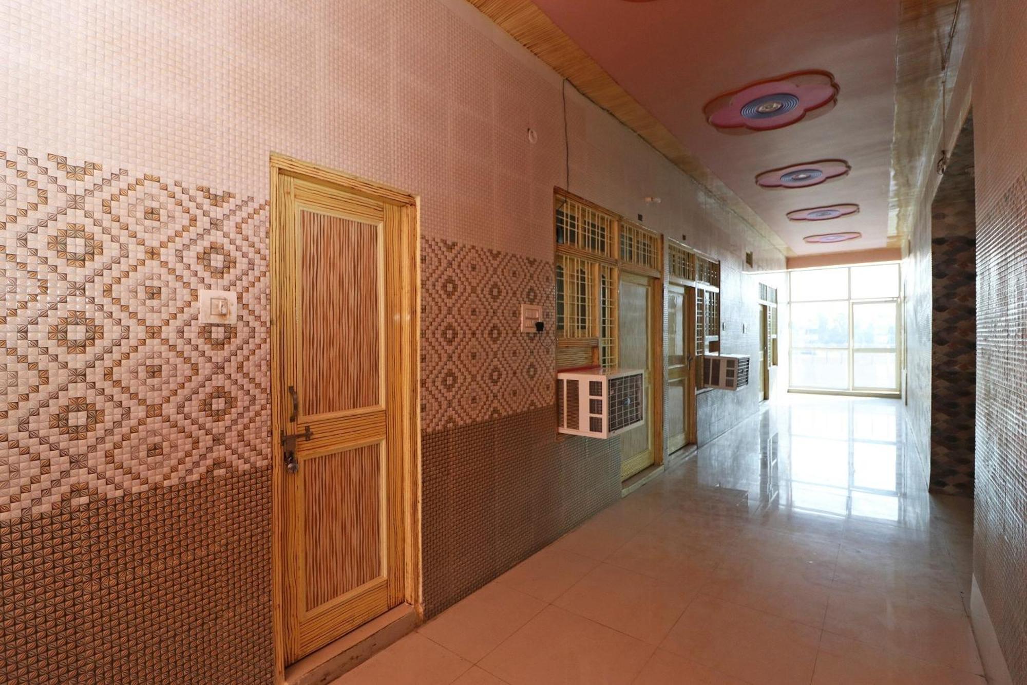 Hotel O Ch. Jyoti Hotel & Restaurant Dhāruhera Esterno foto