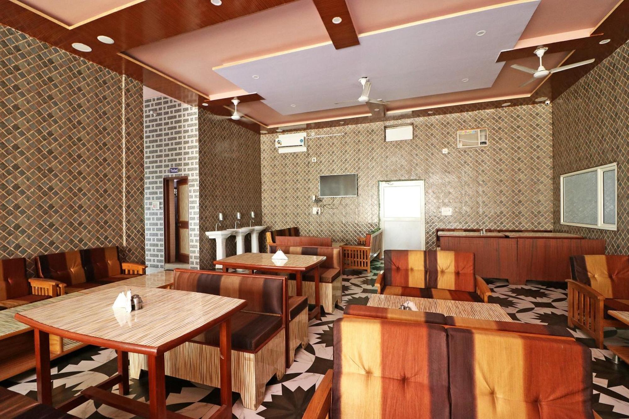 Hotel O Ch. Jyoti Hotel & Restaurant Dhāruhera Esterno foto